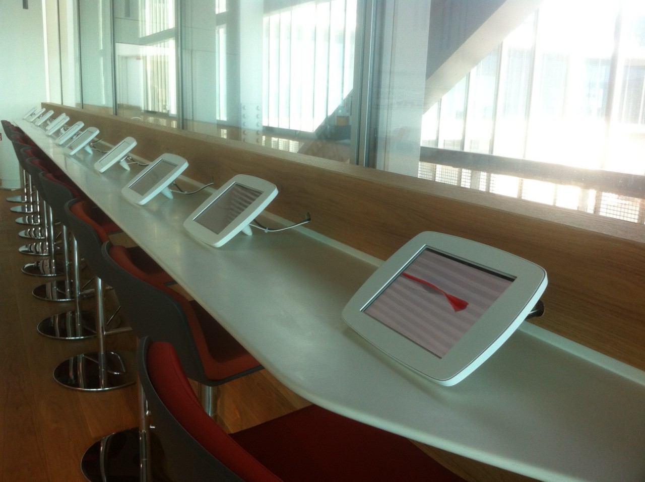 Bouncepad Lounge veilige tablet / iPad behuizing met staalkabel