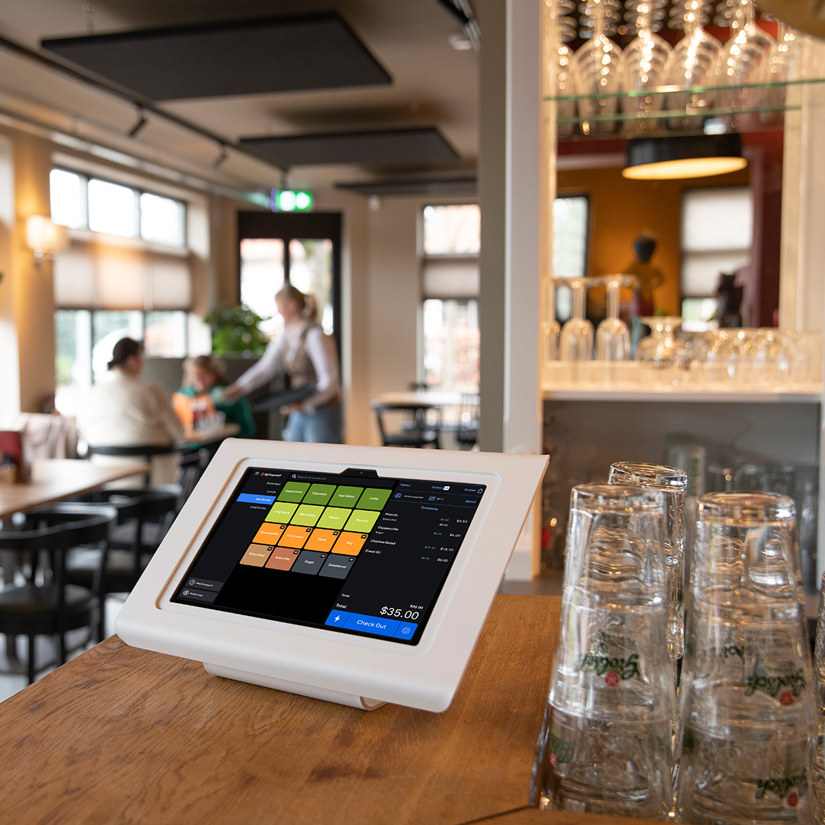 Tabdoq tablet standaard met Lightspeed kassa systeem in de horeca